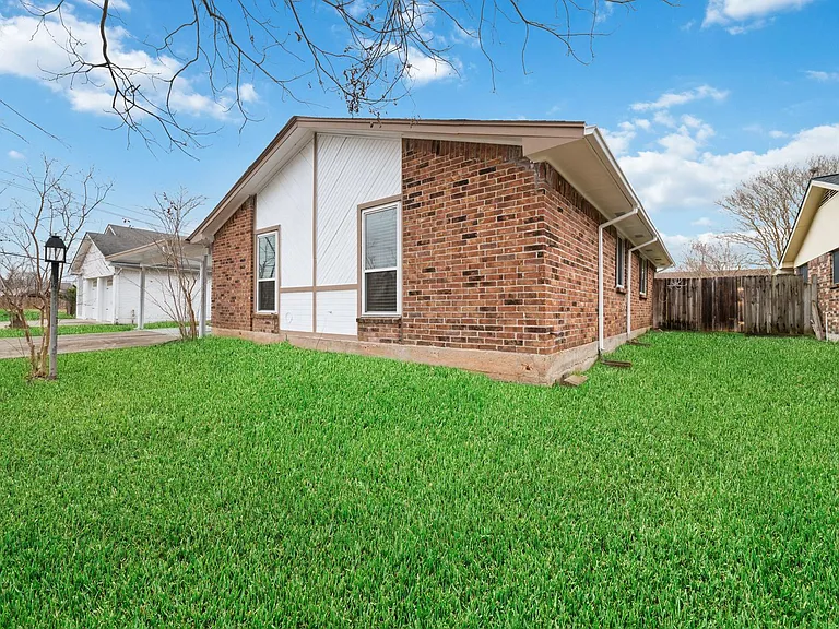 11610 Grapewood Dr — Photo 3