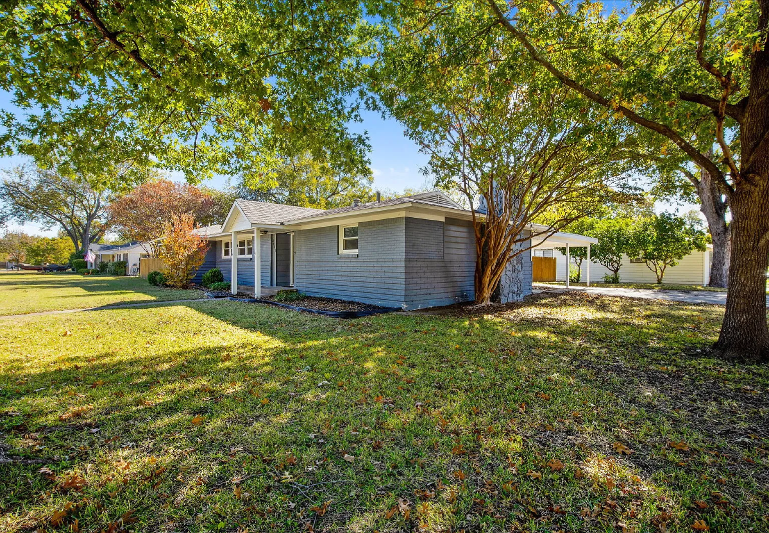 3 bed, 2.0 bath, 2035 sqft, $3,075 — Photo 2