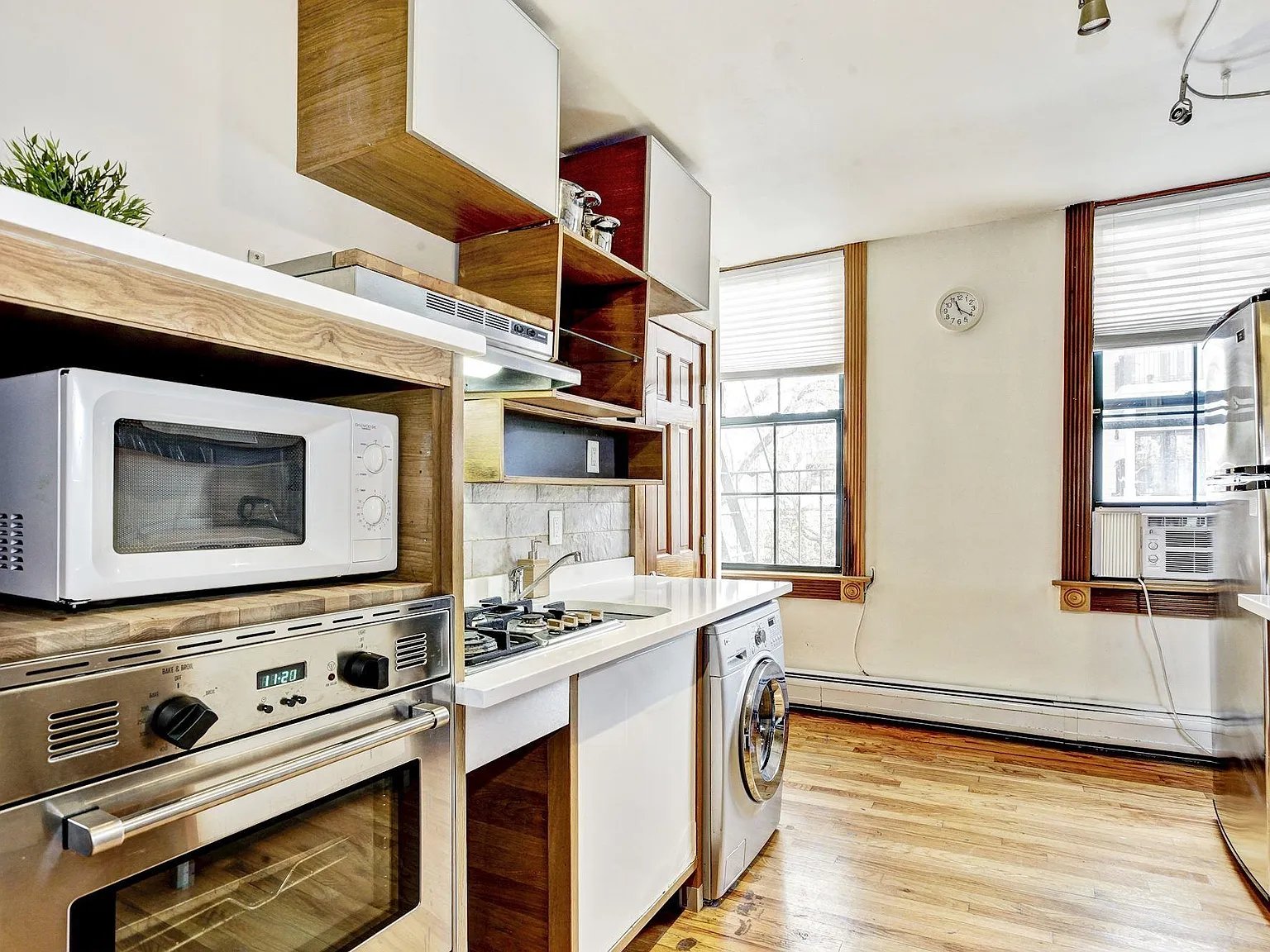 1 bed, 1.0 bath, 700 sqft, $2,700 — Photo 2