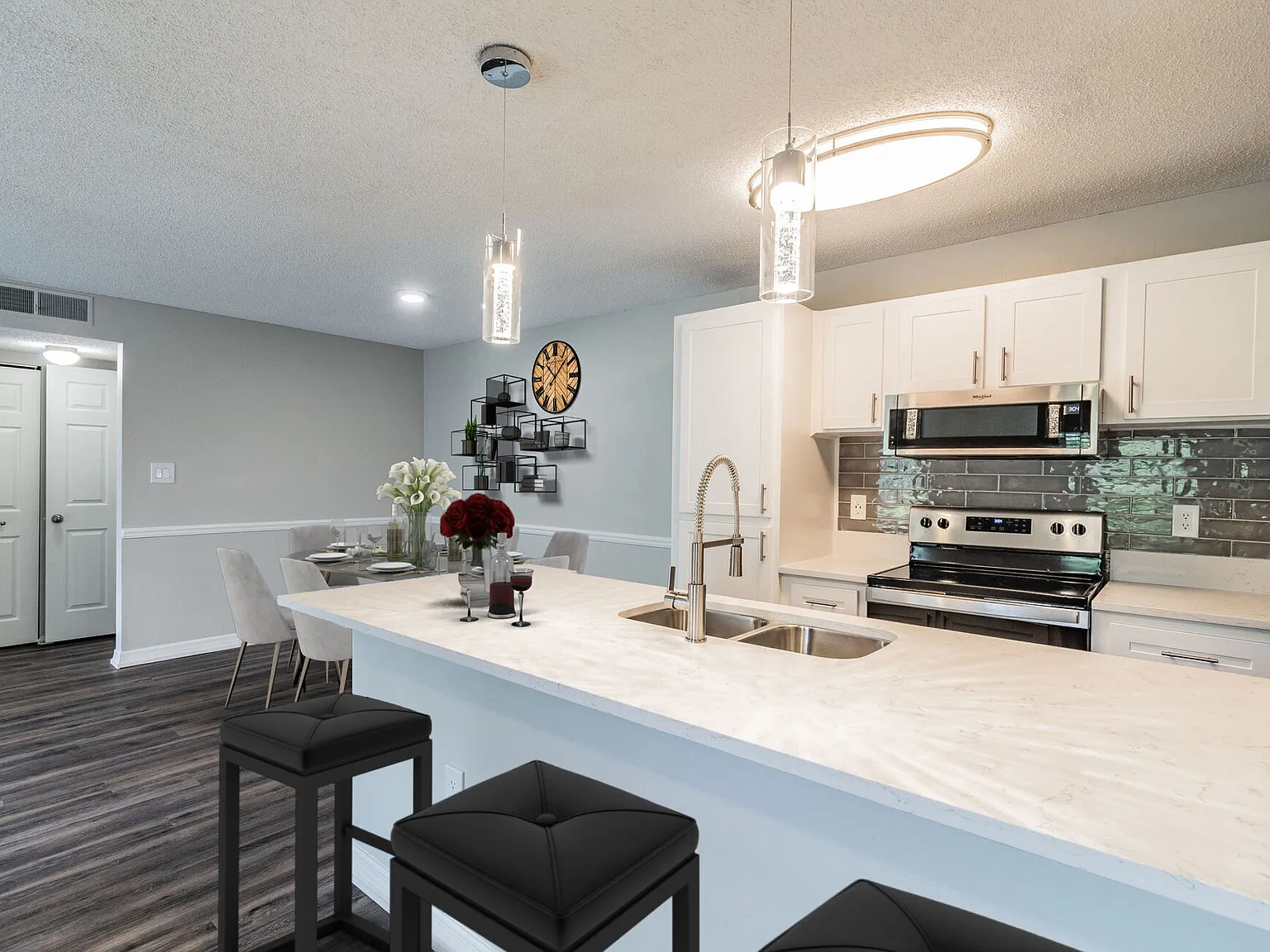Lakeside Central Apartments — Photo 1