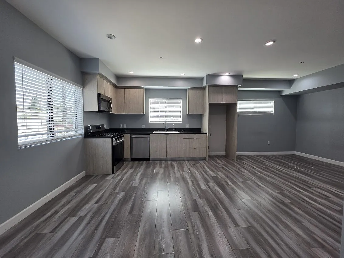 3 bed, 1000 sqft, $2,895 — Photo 4