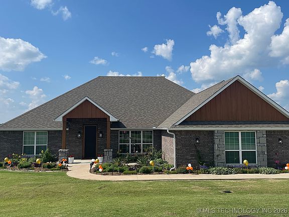 2nd image of 1120 E Saint Andrews Cir