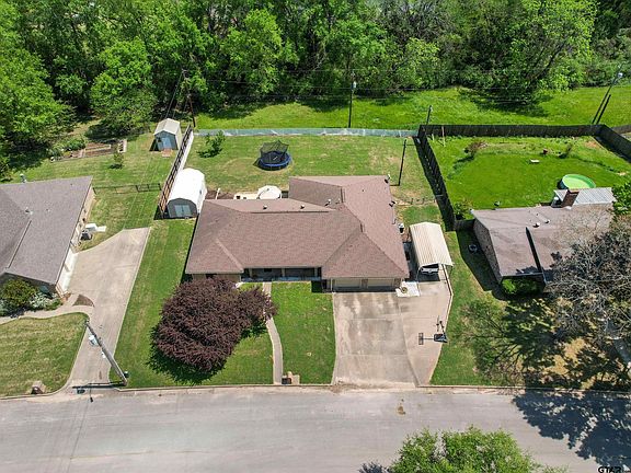 4th image of 140 Hollybrook St