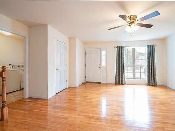 4th image of 107 Hollow Brook Dr