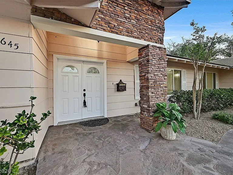 3645 Forestcrest Dr — Photo 2
