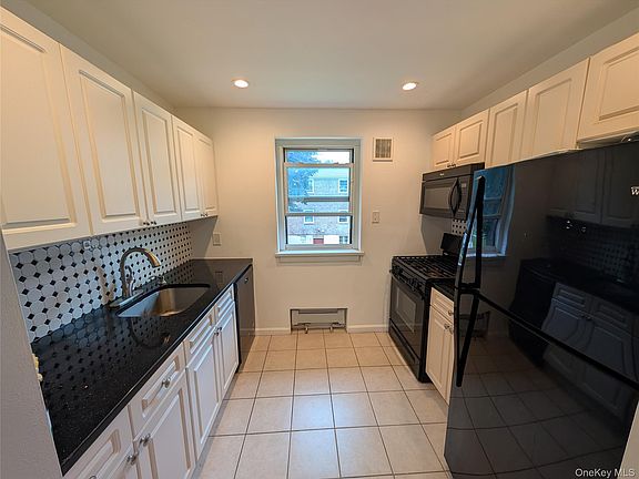 5th image of 15048 Jewel Avenue #70B