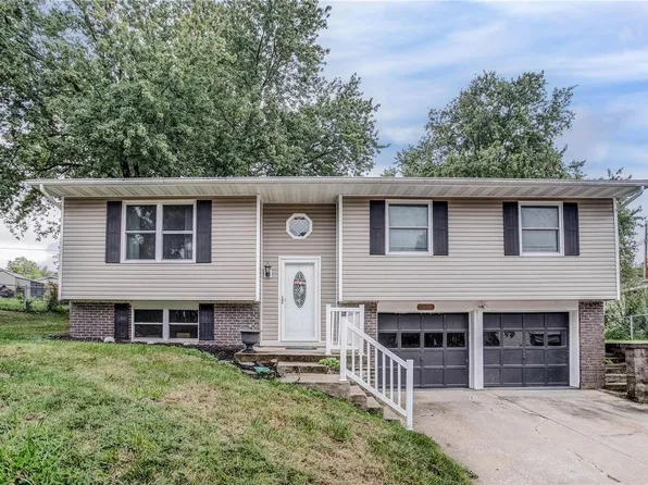 3603 Valley Dr, Godfrey, IL 62035