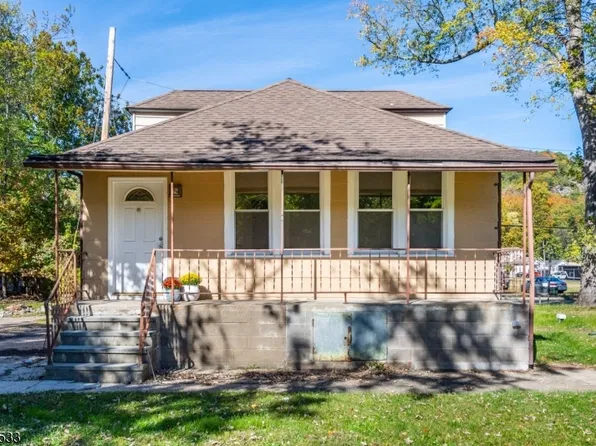 18 Riverside Dr, Oakland Boro, NJ 07436