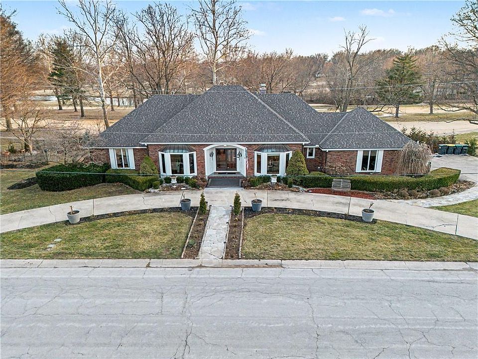 1st image of 204 NW Golfview Dr