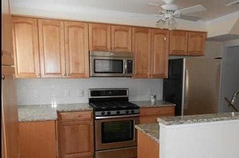 KITCHEN WITH PENINSULA