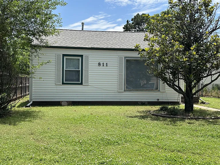 811 W Rush Ave — Photo 2