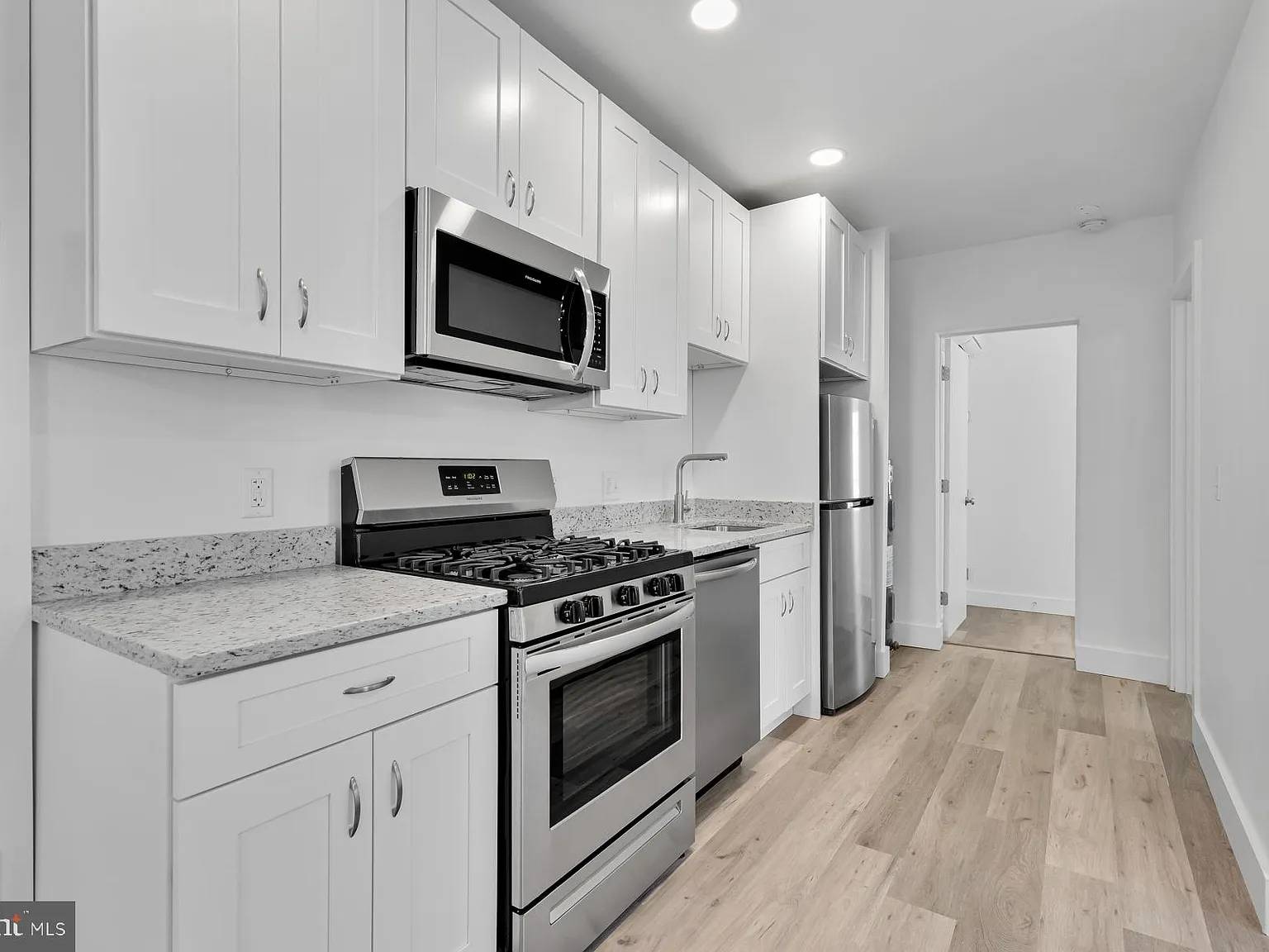 3 bed, 701 sqft, $3,800 — Photo 3