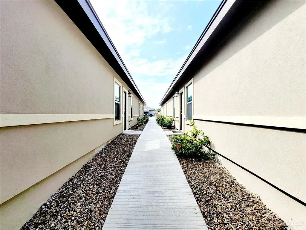 2 bed, 2.0 bath, 1000 sqft, $1,095 — Photo 3