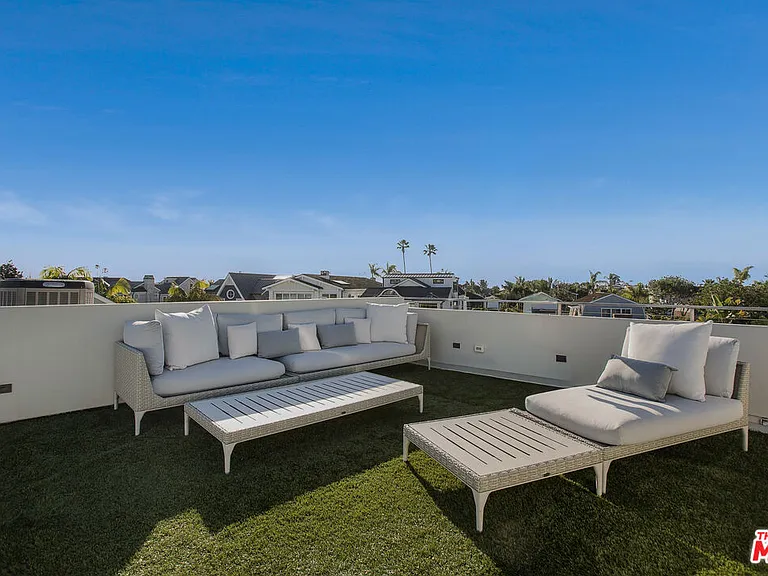 2105 E Balboa Blvd — Photo 38