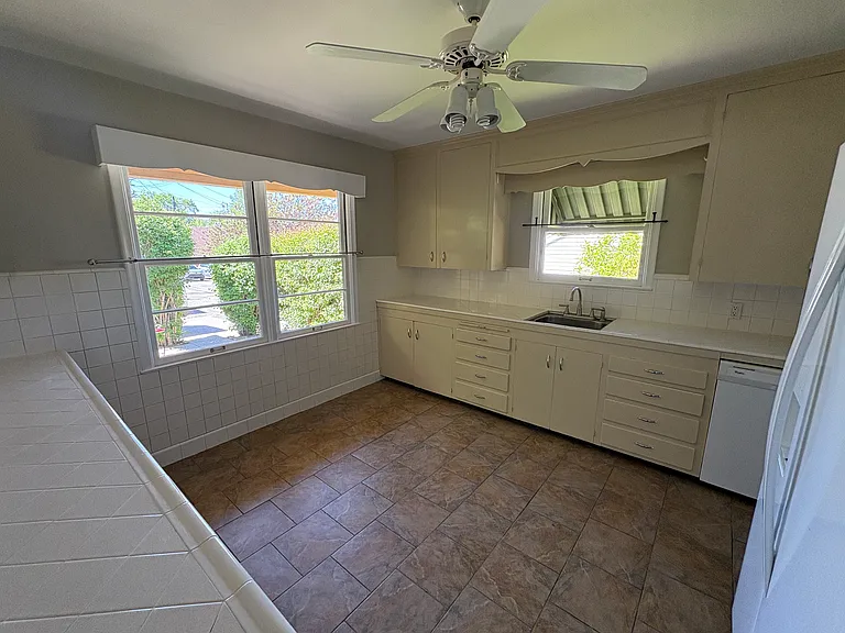 Spacious and bright kitchen