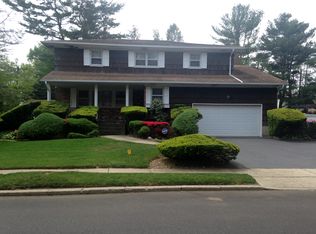 1 Colgate Ln, Woodbury, NY 11797