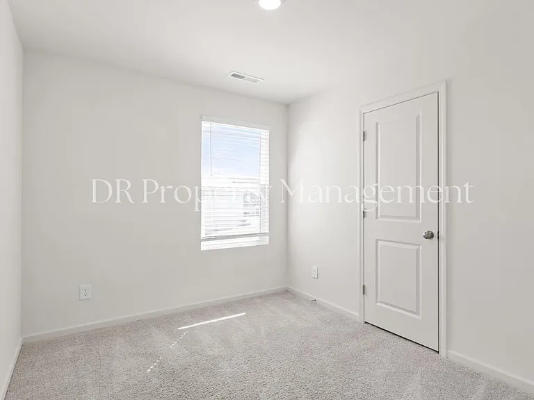 1204 Manor Dr — Photo 6