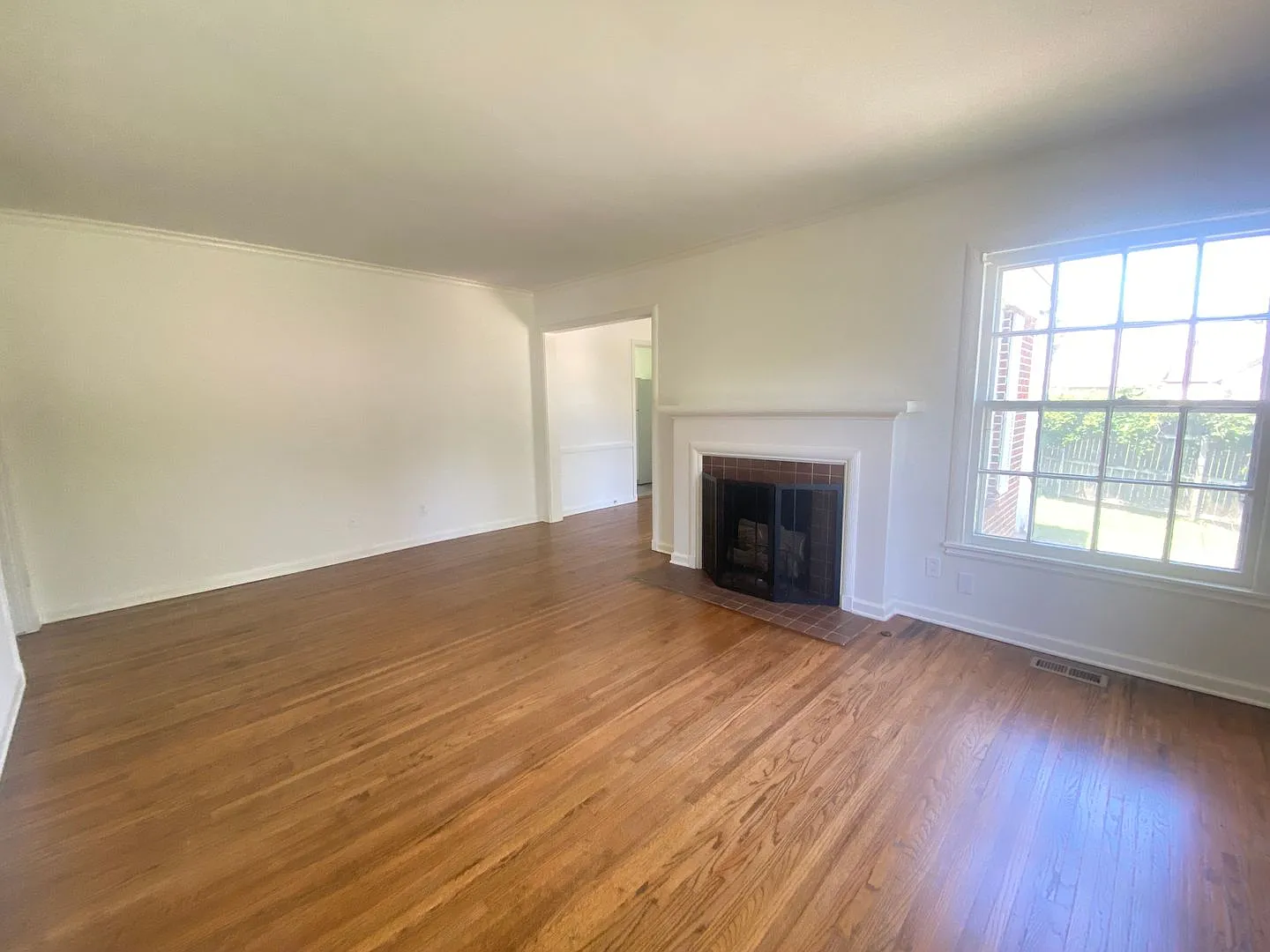 Beautiful two bedroom, one bath home in desirable Florence Park South. — Photo 3