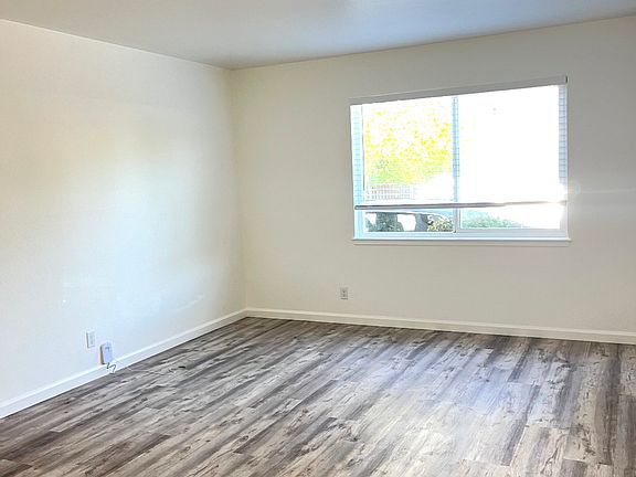 3rd image of 552 Geneva Ave #8