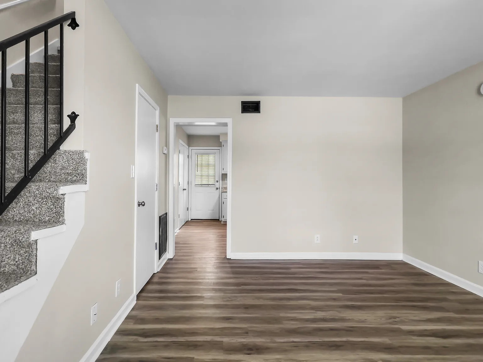 2 bed, 1.5 bath, 1000 sqft, $1,050 — Photo 4