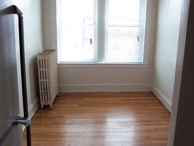 2nd image of 4424 N Wolcott Ave APT 1B