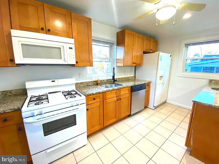11005 Amherst Ave — Photo 16