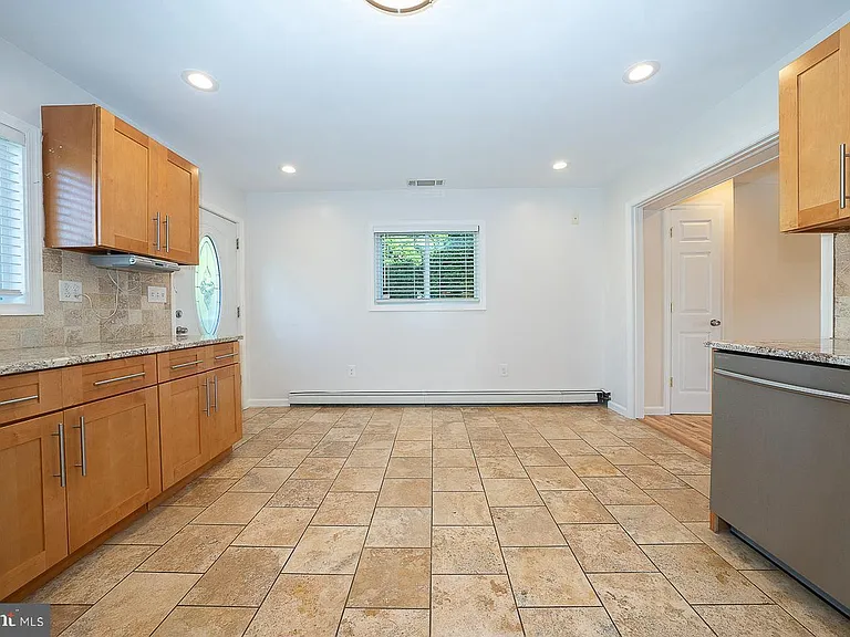 6950 Fowler St — Photo 7