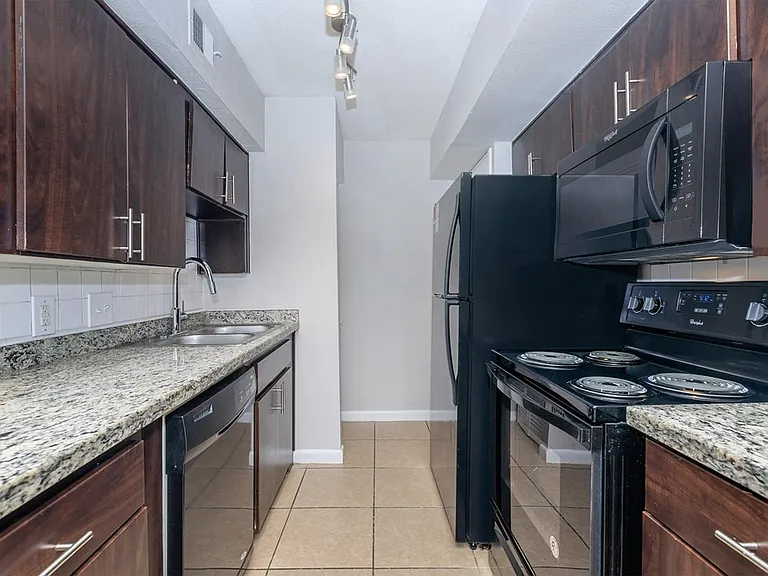 Residence at Garden Oaks — Photo 3