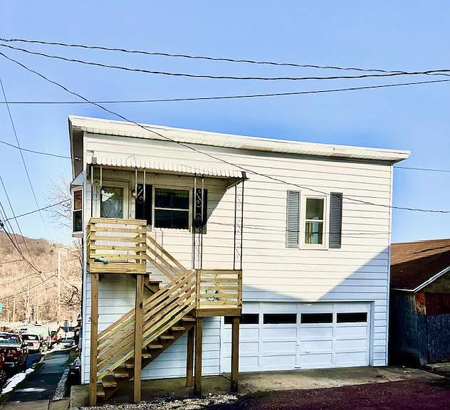 223 Carbon St — Photo 1