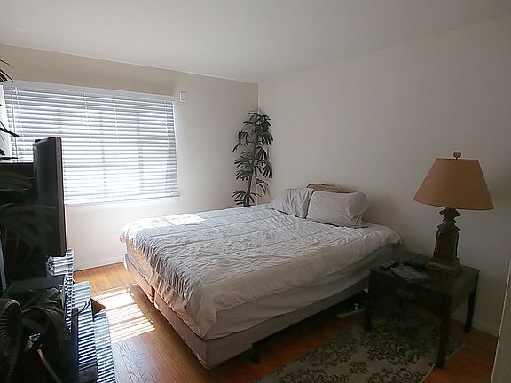 4th image of 1427 N Hayworth Ave #C