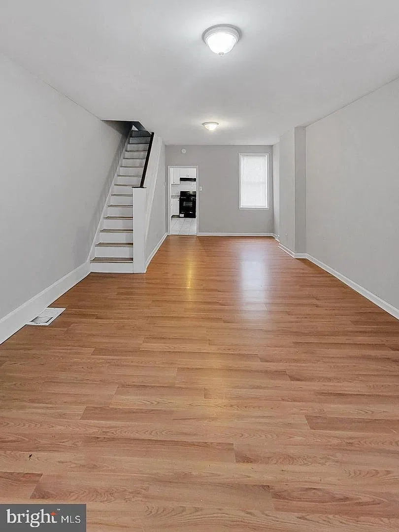 3 bed, 1.0 bath, 1204 sqft, $1,600 — Photo 2