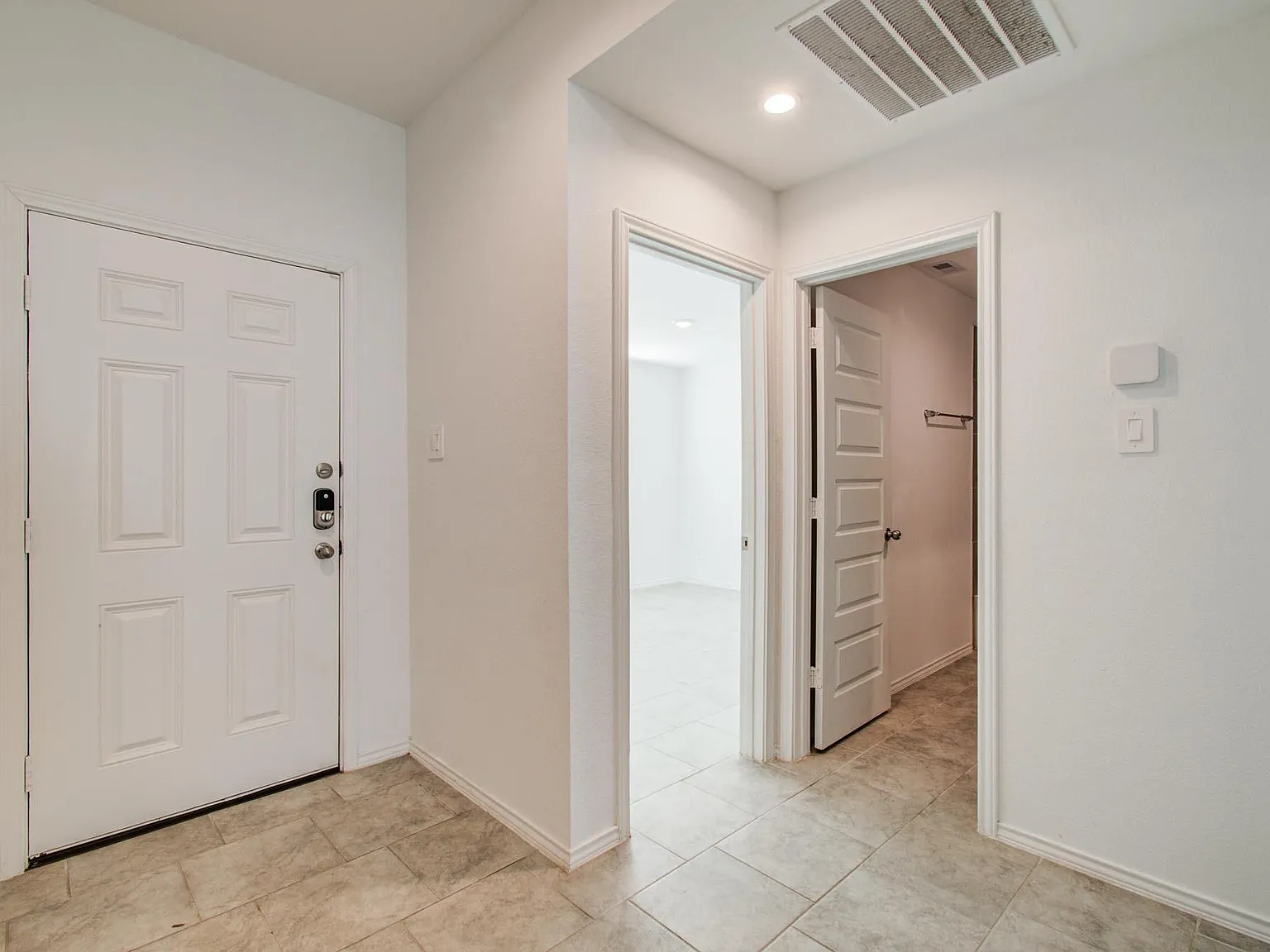 4 bed, 2.0 bath, 1860 sqft, $2,200 — Photo 3