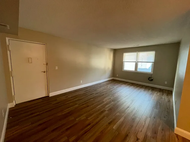 105 E Sands St — Photo 6
