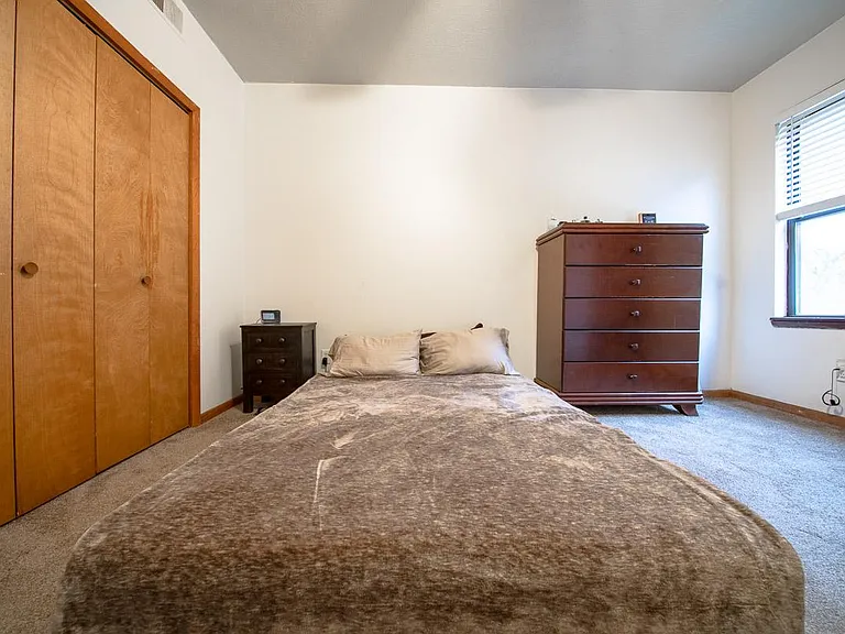 413 E Carson St — Photo 8