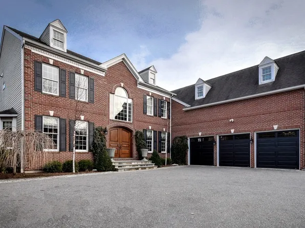 20 Hunnewell St, Wellesley, MA 02481