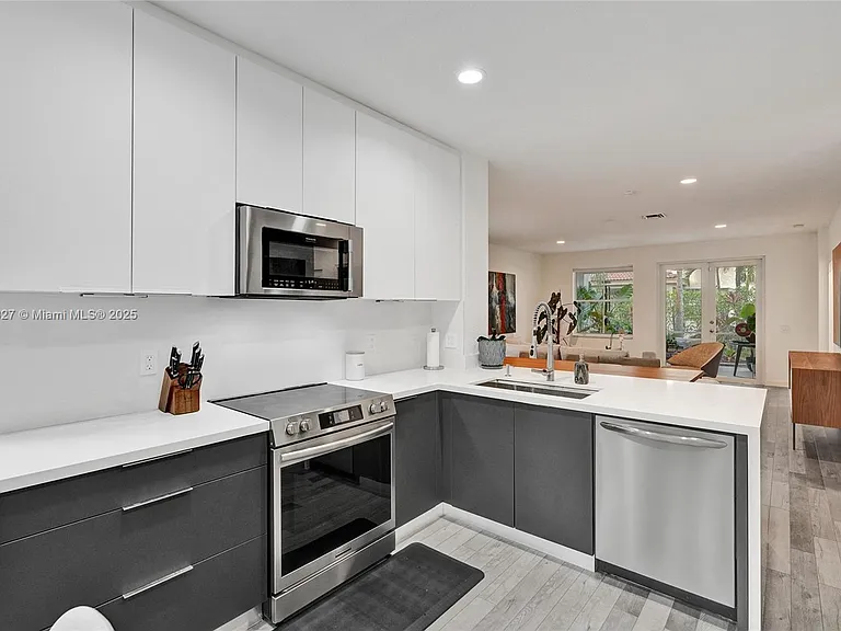 1725 Winterberry Ln — Photo 8