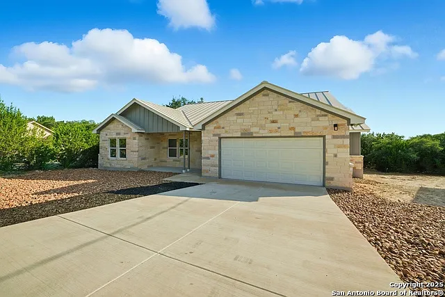 4 bed, 3.0 bath, 2485 sqft, $2,600 — Photo 3