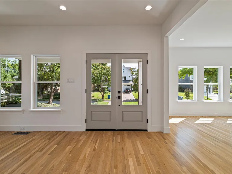 6255 Belmont Ave — Photo 4
