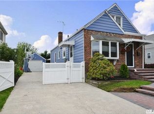 28 Meagher Pl, Williston Park, NY 11596