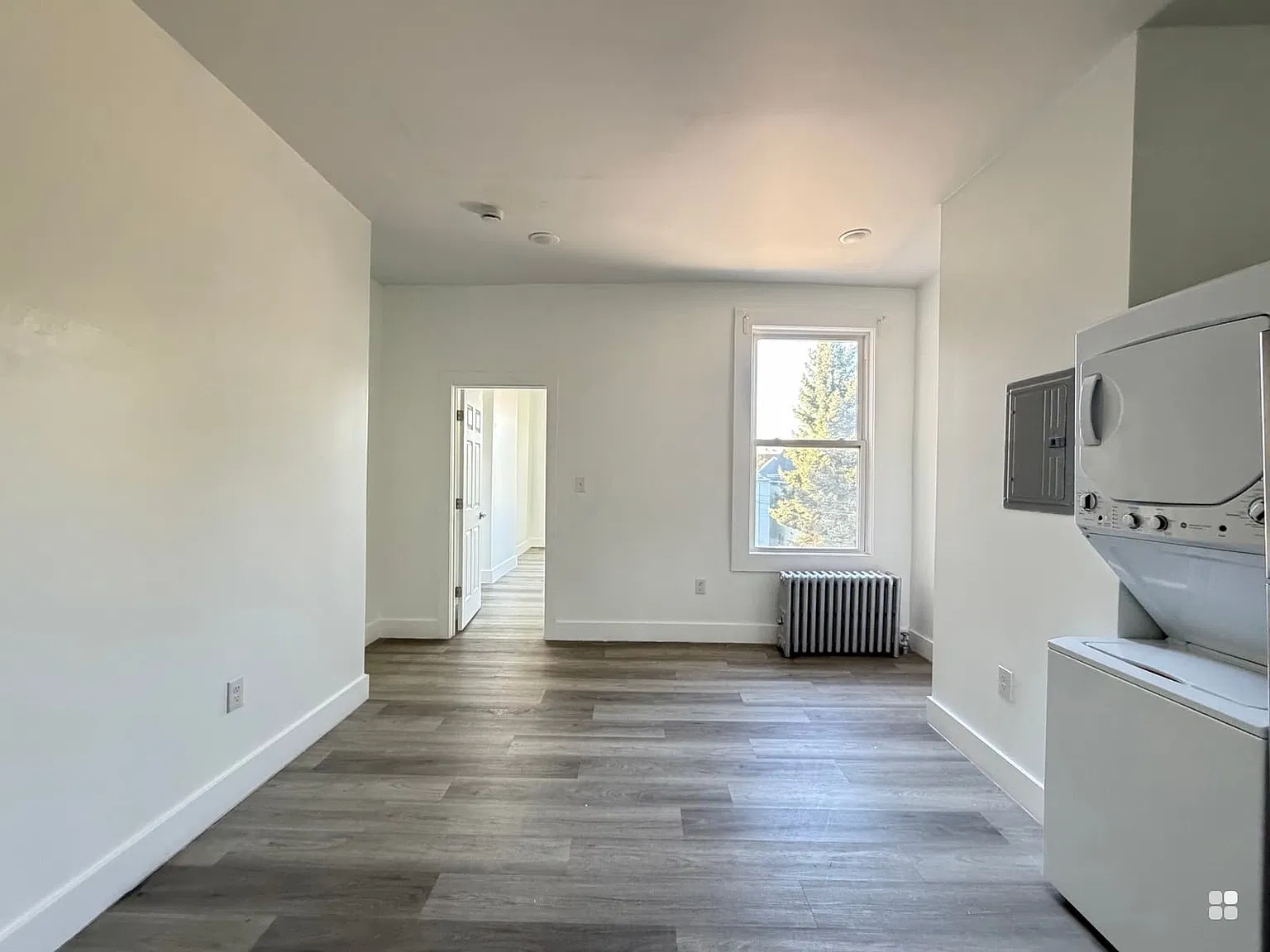 3 bed, 1000 sqft, $3,050 — Photo 2