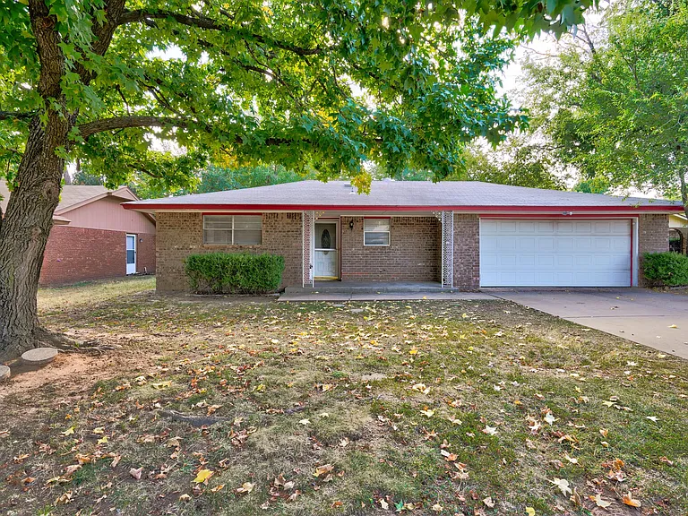 2220 Louise Ln — Photo 1