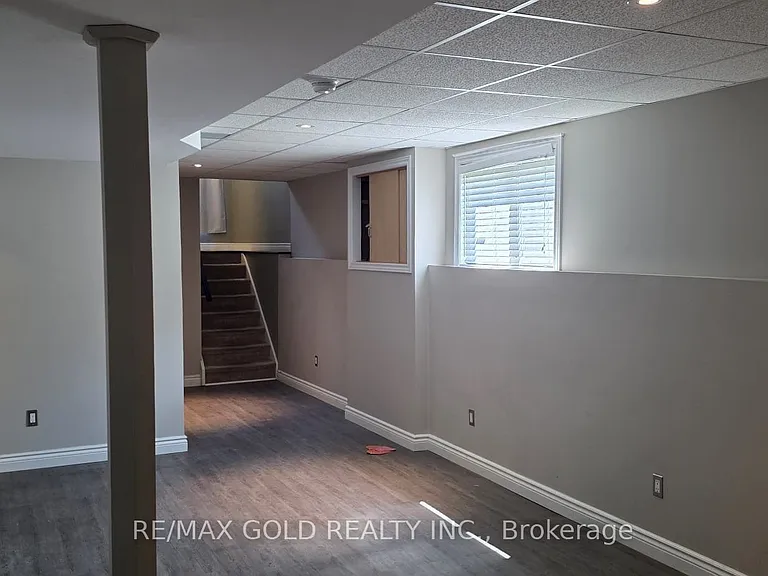 11 Rose Ave — Photo 8