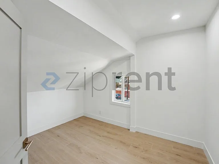 1676 W 24th St — Photo 26