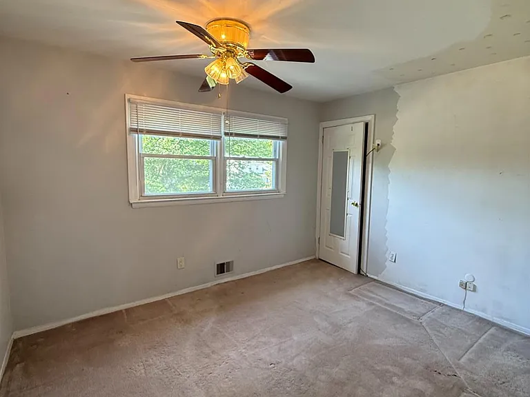43 Jonathan Dr — Photo 19