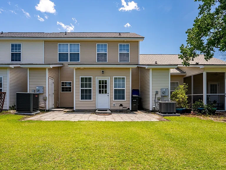 112 Black River Dr — Photo 2