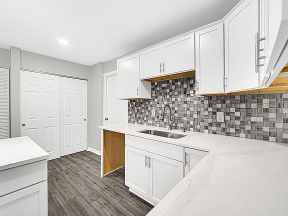 4th image of 2412 Walnut Dr