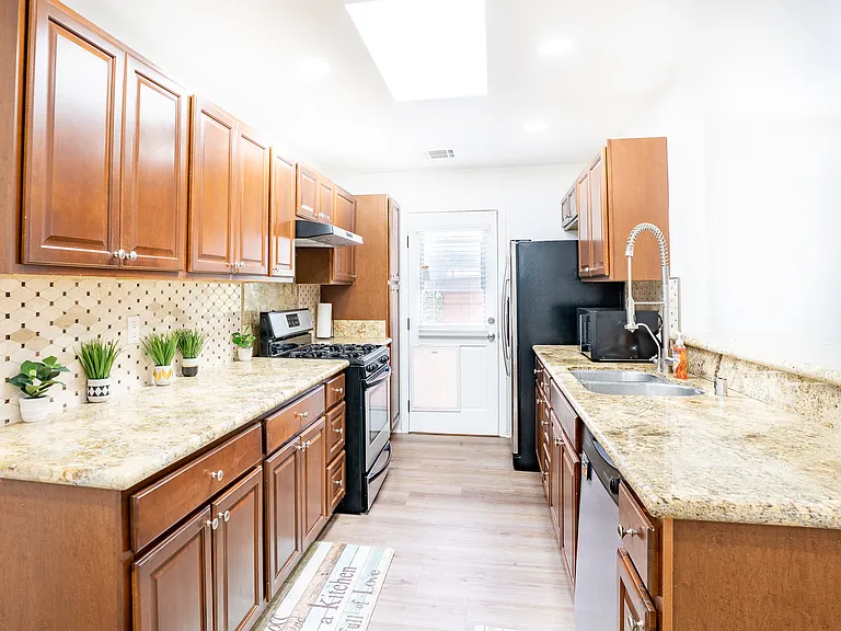 8330 Lilienthal Ave — Photo 31