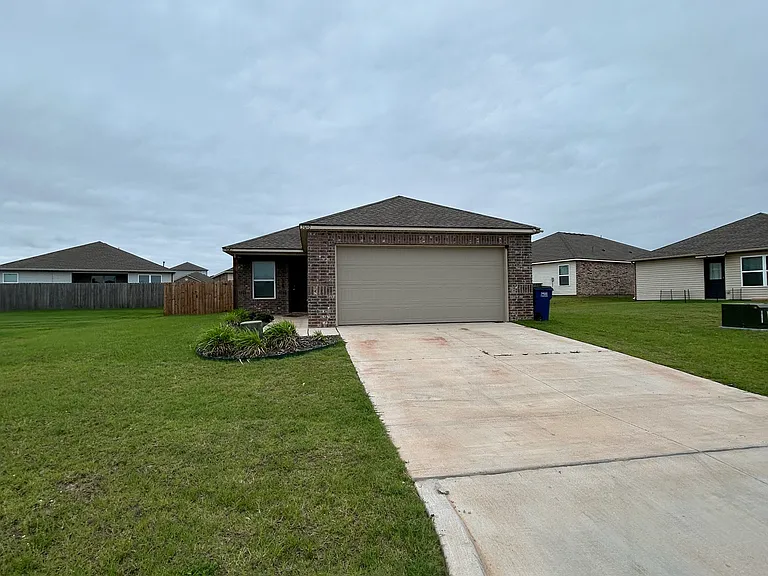3016 S Buffalo Dr — Photo 1