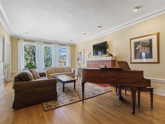 3rd image of 1053 E Hyde Park Blvd #1
