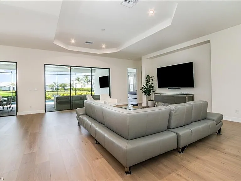 11110 Canal Grande Dr — Photo 2